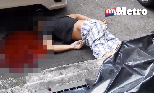 Mayat lelaki Myanmar yang ditemui berlumuran darah di parkir Pangsapuri Miharja, Jalan Loke Yew, pagi tadi. - Foto Ihsan PDRM