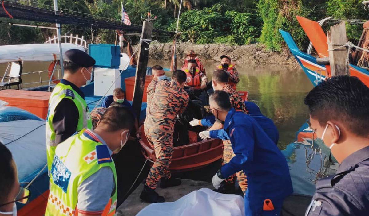 ANGGOTA penyelamat SAR Sungai Perlis membawa mayat Mohd Faizal Hisyam ke Jeti Tok Kuning, Kuala Perlis. FOTO Ihsan JBPM Perlis