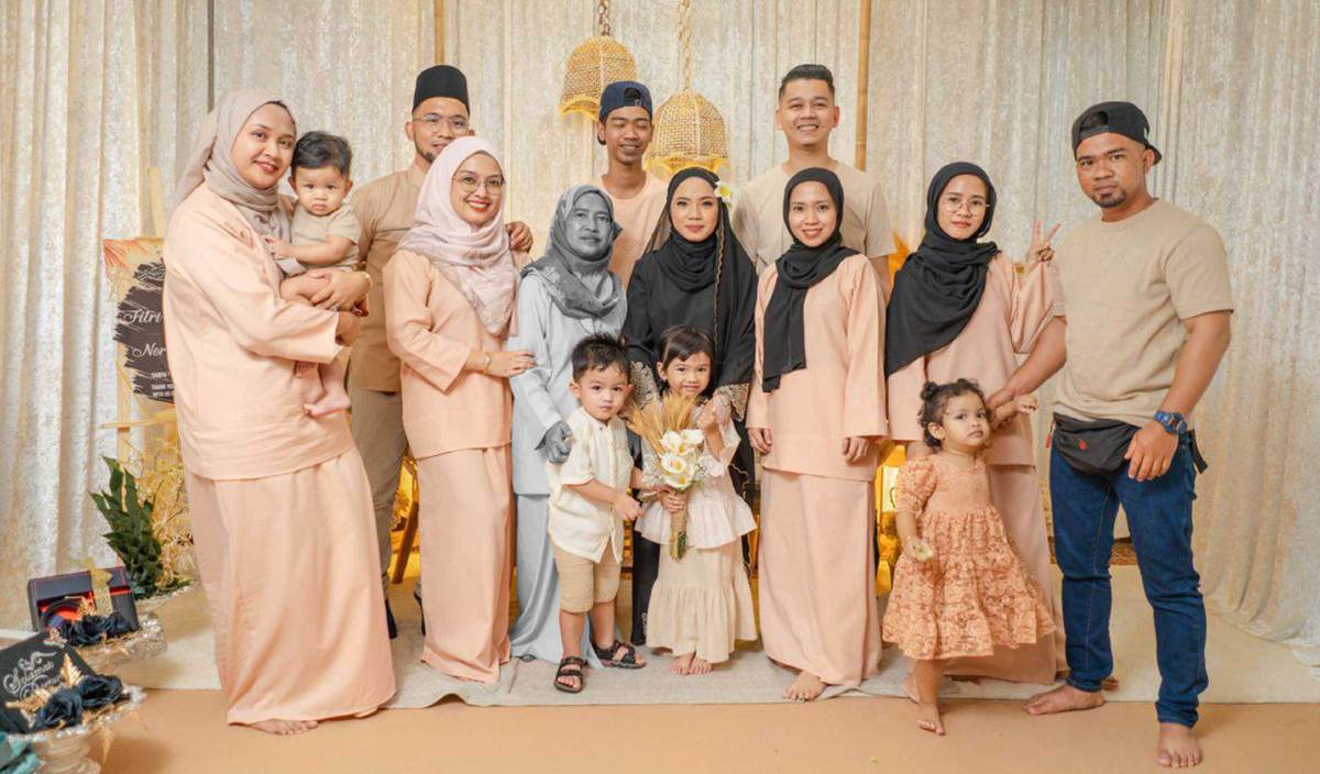 NOR Aziera  bergambar kenangan dengan ibu, Maimunah  (empat dari kiri) dan ahli keluarga lain selepas majlis pertunangannya. FOTO Ihsan Nor Aziera Yaakob