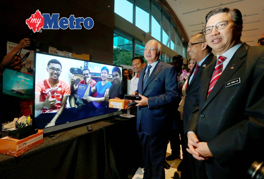 Najib bersama Salleh (dua kanan) dan Menteri Pengangkutan, Datuk Seri Liow Tiong Lai (kanan) melihat alat kawalan jauh televisyen pada pelancaran myFreeview. FOTO Zulfadhli Zulkifli 