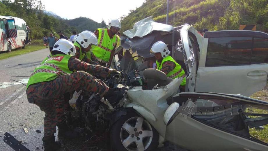 Tiga maut kereta berlanggar bas persiaran  Harian Metro