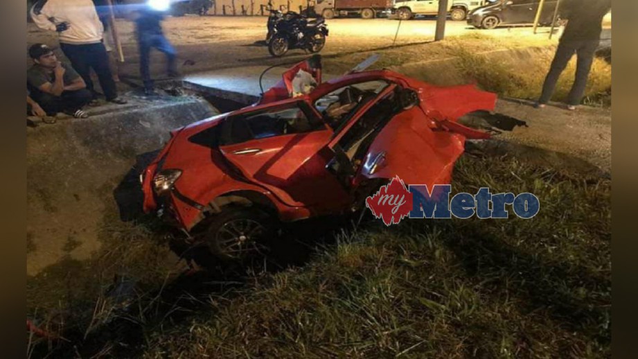 KEADAAN kereta Perodua Myvi yang terbabit dalam kemalangan di Jalan Rantau Panjang-Pasir Mas, Lubok Jong, Rantau Panjang, awal pagi hari ini. FOTO Ihsan Tular Facebook