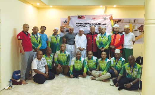 NABIL dan rombongan jemaah dari Malaysia bersama Mufti Wilayah Persekutuan Dr Zulkifli Mohamad Al-Bakri (berdiri tujuh dari kiri).