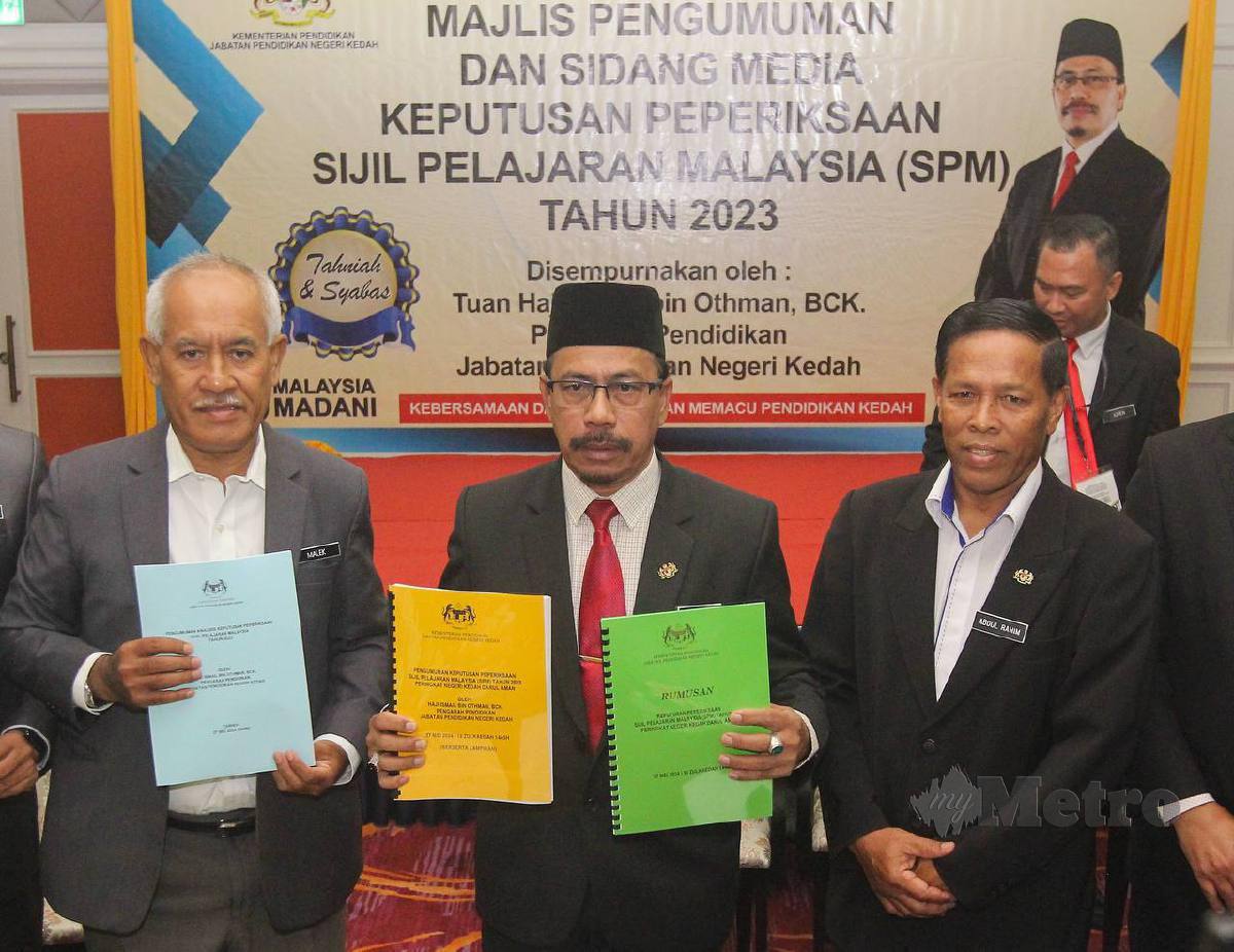 ISMAIL (tengah) pada Majlis Pengumuman Keputusan Sijil Pelajaran Malaysia Tahun 2023. FOTO Wan Nabil Nasir