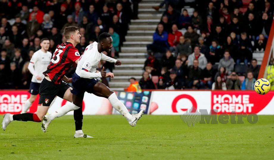 KEITA (kanan) menjaringkan gol kedua Liverpool menentang Bournemouth. — FOTO Reuters