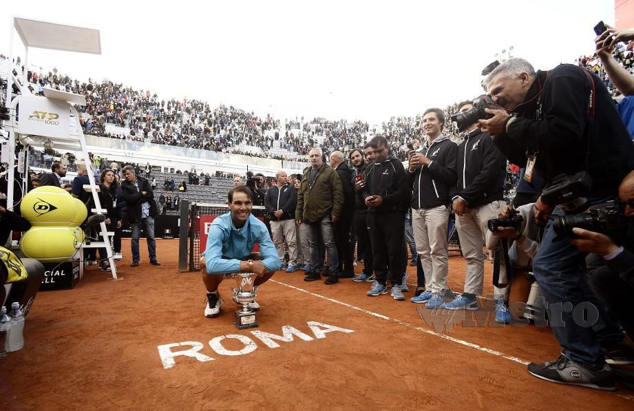 NADAL bergambar dengan trofi Terbuka Itali selepas menundukkan Djokovic di Foro Italico, awal pagi tadi. — FOTO AFP