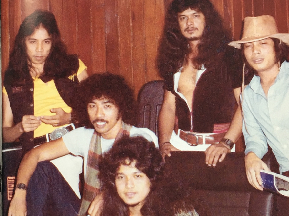 SWEET Charity (dari kiri) Ramli, Rahman, Rosli, Syed Hassan dan Masrom ketika awal 1980-an.