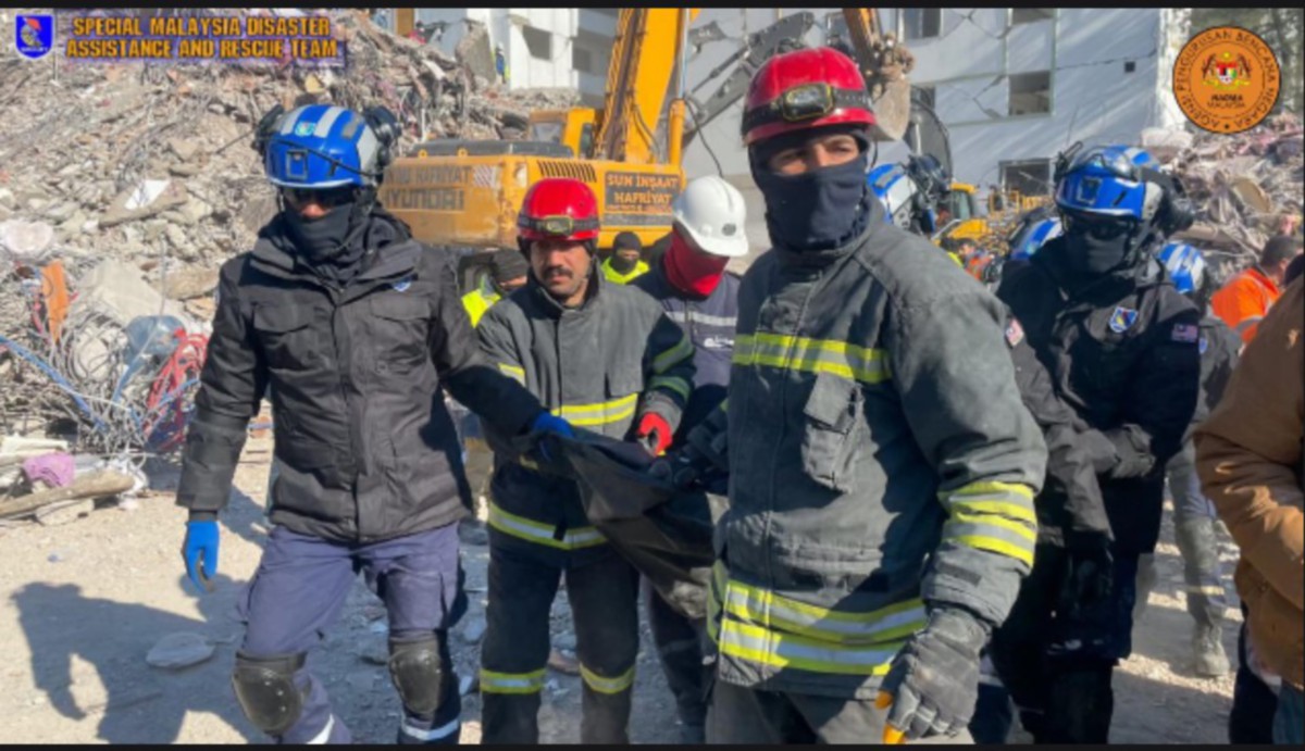 PASUKAN MAS-01 SMART, Nadma meneruskan operasi di worksite bangunan 7 tingkat yang runtuh di Nurdagi, Gaziantep. FOTO Ihsan FB Nadma.