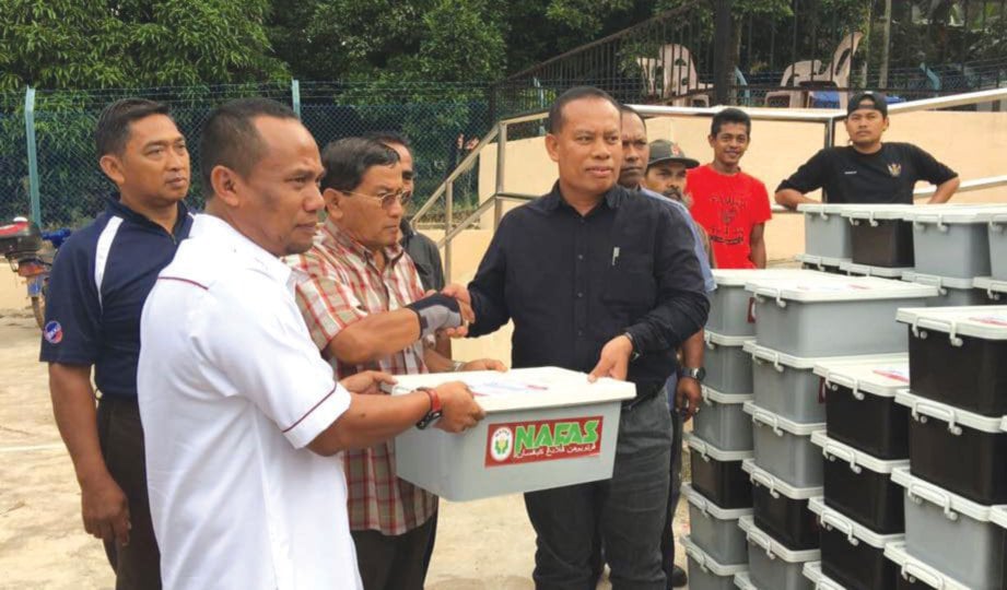 PENGERUSI NAFAS Datuk Seri Saipolbahari Suib (kanan) menyampaikan sumbangan makanan #nafasprihatin kepada mangsa banjir di Muar, Johor, baru-baru ini.