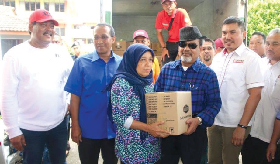 TIMBALAN Menteri Pertanian dan Industri Asas Tani Datuk Seri Tajuddin Abdul Rahman (depan tiga dari kanan) dan Ahli Jemaah Pengarah NAFAS Datuk Ahmad Mukhriz Ahmad Fuad (depan dua dari kanan) menyampaikan sumbangan #nafasprihatin kepada mangsa banjir di Pekan, Pahang, 