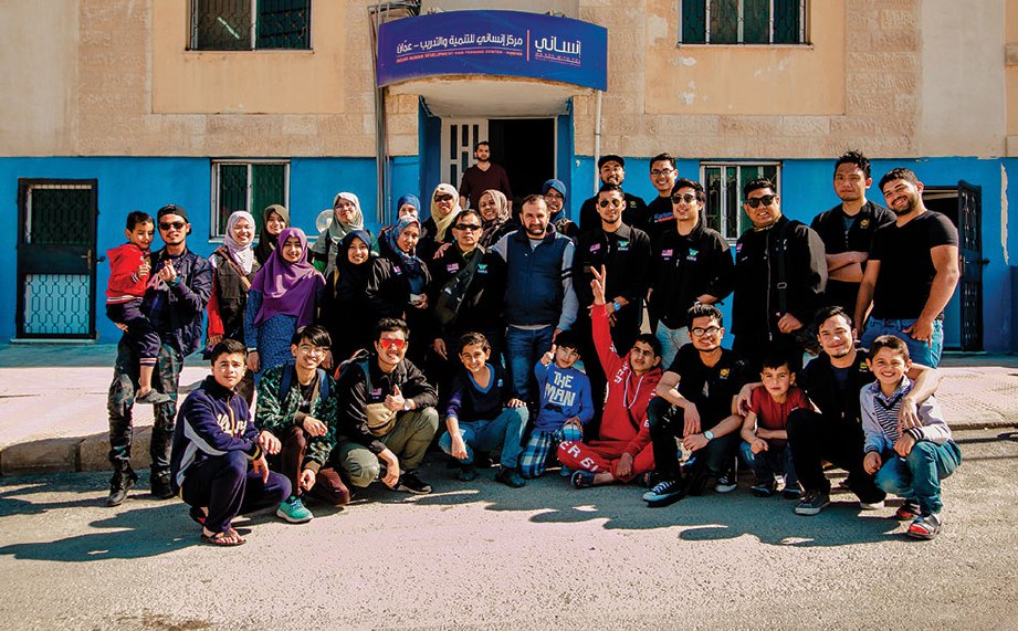 SUKARELAWAN KHOM bersama sebahagian penuntut Malaysia di Jordan selepas melawat kawasan perumahan kendalian Islamic Charity Centre Society (ICCS) iaitu Sakan Karomah, yang menempatkan pelarian Syria.