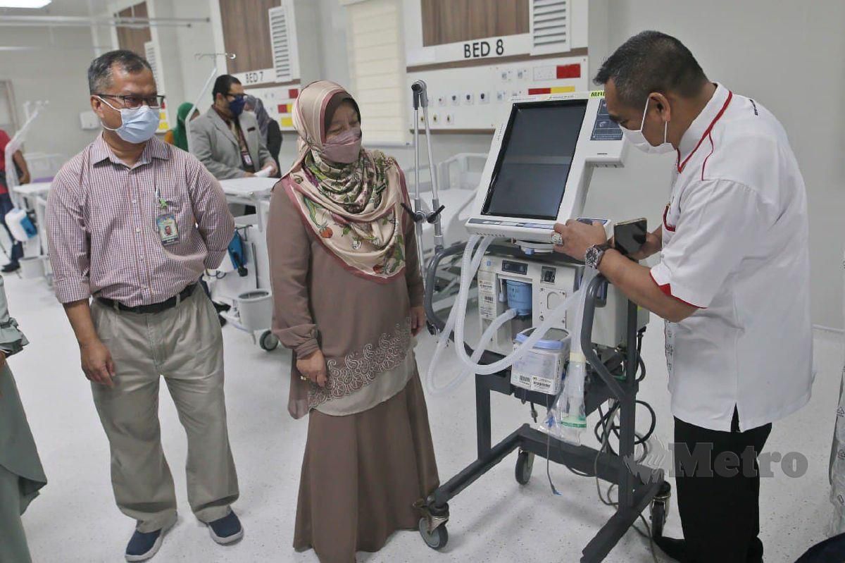 DR Kasemani (dua kanan) memeriksa mesin alat bantuan pernafasan pesakit Covid-19 pada Majlis Penyerahan Wad ICU Hybrid di HSNZ, Kuala Terengganu, hari ini. FOTO GHAZALI KORI