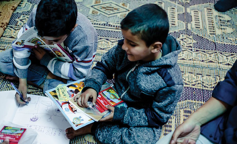 BUKU dan pensel menjadi hadiah paling bermakna buat lebih 2.8 juta kanak-kanak pelarian Syria yang tidak bersekolah akibat peperangan.
