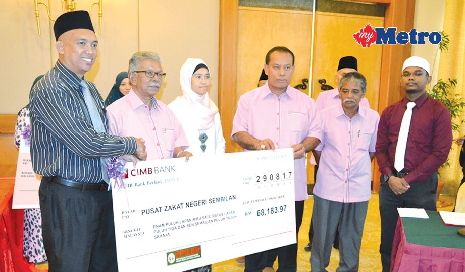  SAIPOLBAHARI (tiga dari kanan) menyampaikan sumbangan wang keuntungan perniagaan kepada Ibrahim  bagi diagihkan kepada ahli PPK. FOTO Mohd Amin Jalil 