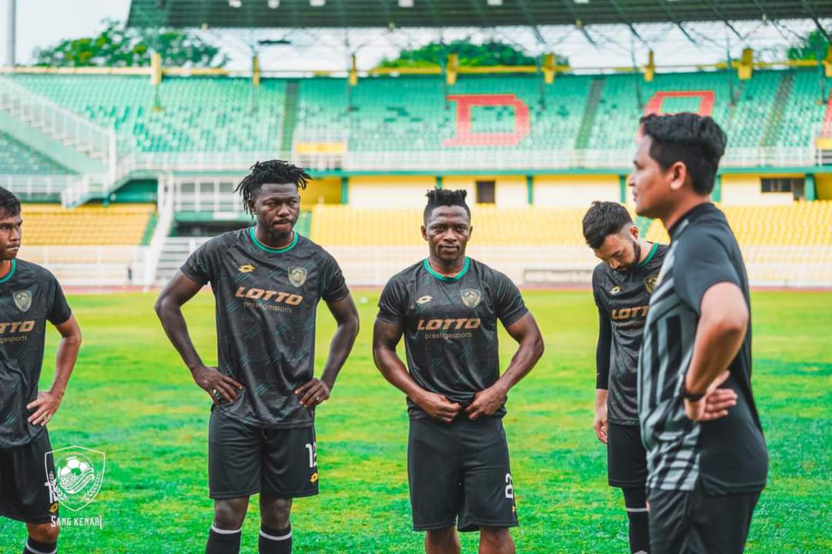 NAFUZI (kanan) memberi motivasi kepada barisan pemainnya ketika sesi latihan di Stadium Darul Aman. FOTO Ihsan KDA FC