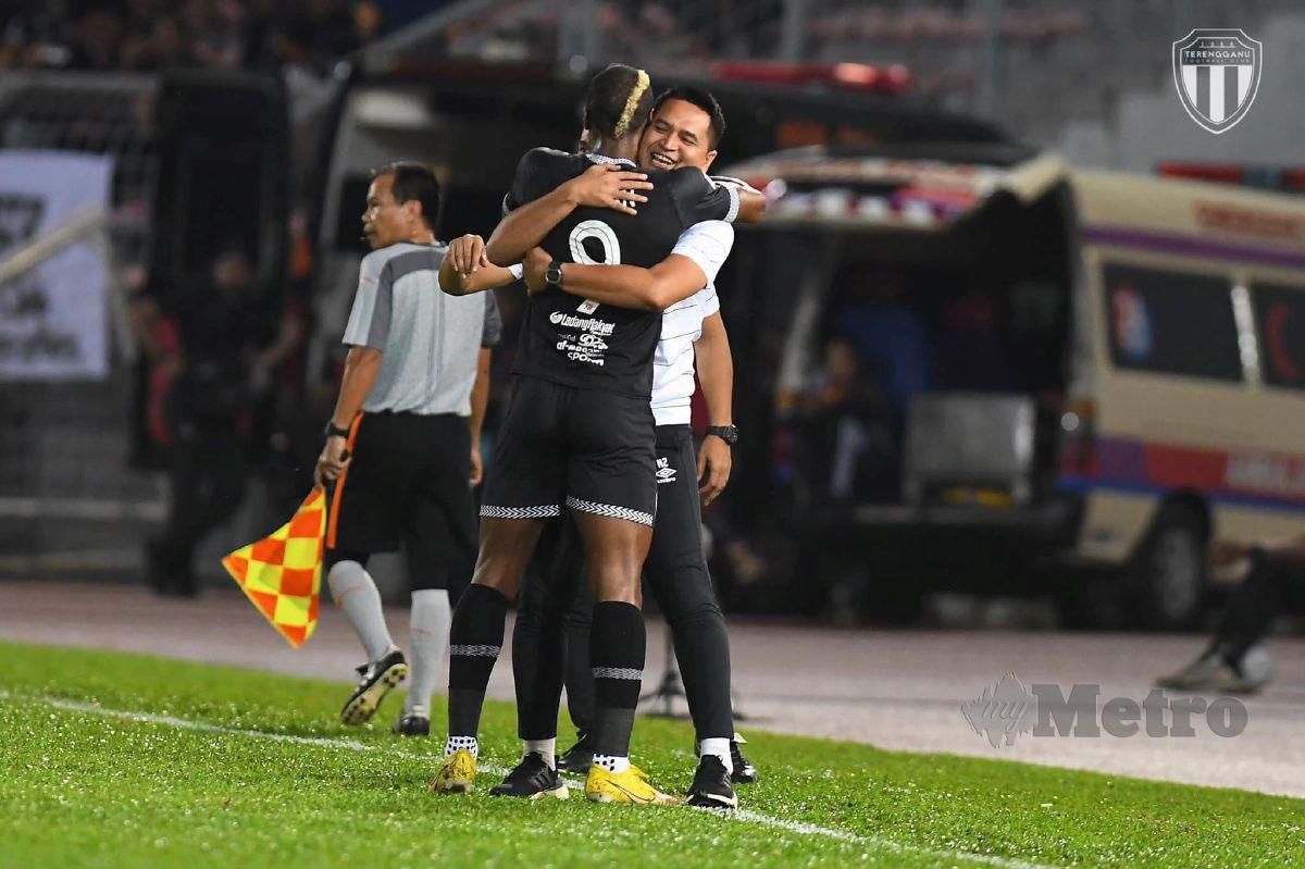 NAFUZI memeluk Sherman selepas perlawanan. FOTO FB TERENGGANU FC