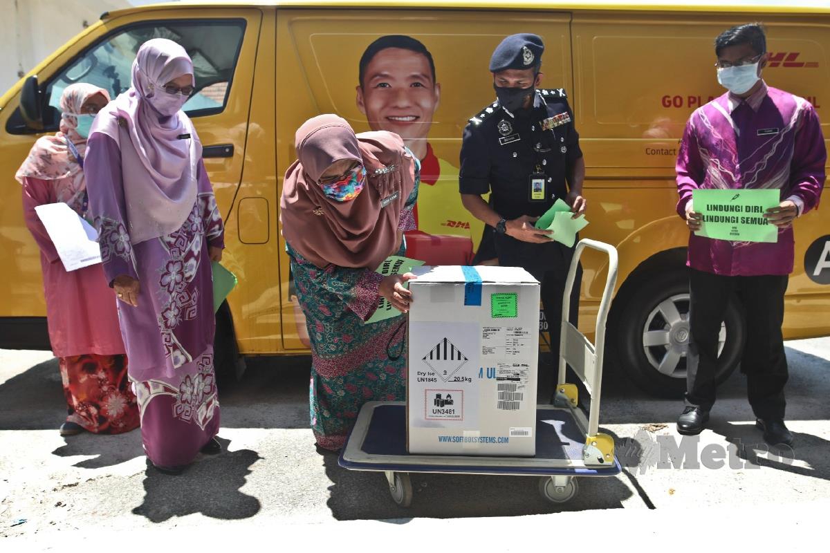 PENGARAH Kesihatan Terengganu, Dr. Nor Azimi Yunus (tiga kiri) bersama Datuk Rohaimi Md Isa (dua kanan) memeriksa kotak yang mengandungi vaksin Covid-19 Pfizer-BioNTech yang selamat tiba di HSNZ hari ini. FOTO GHAZALI KORI