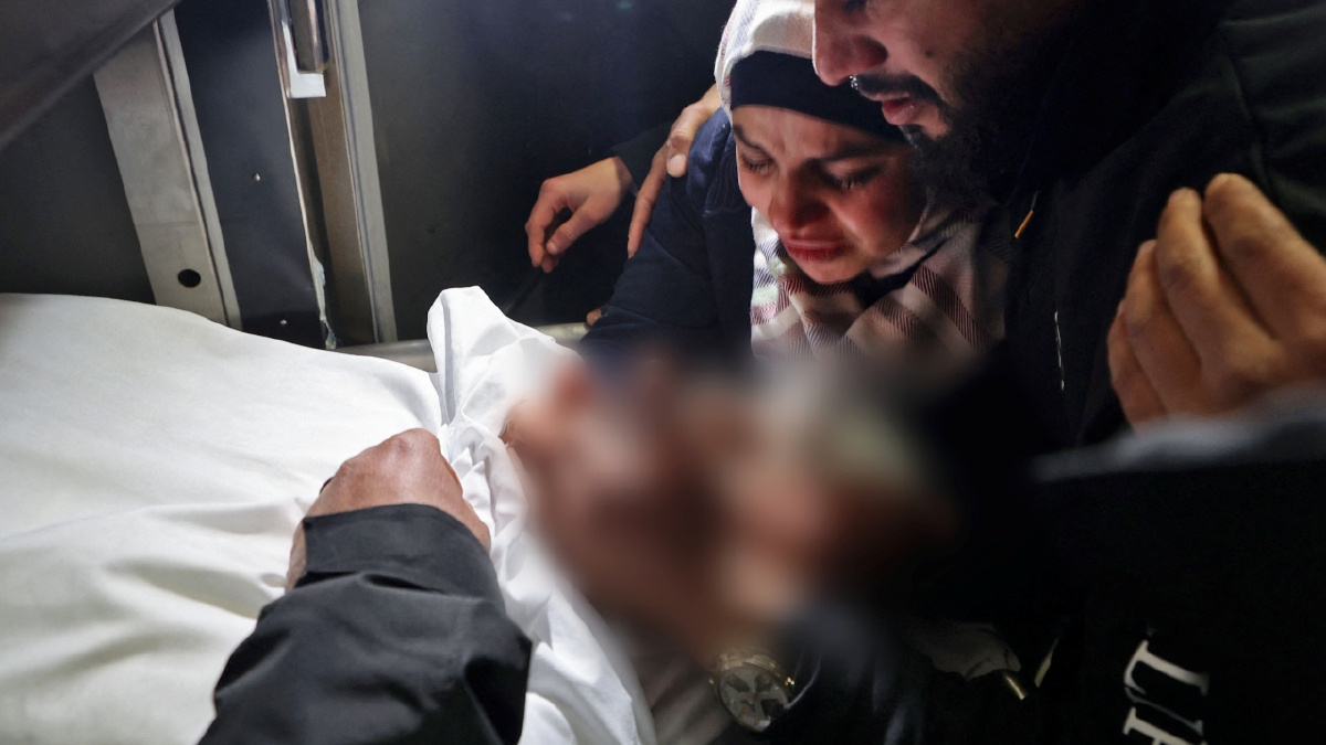 AHLI keluarga melihat jenazah Nehad Bargouthi. FOTO AFP 