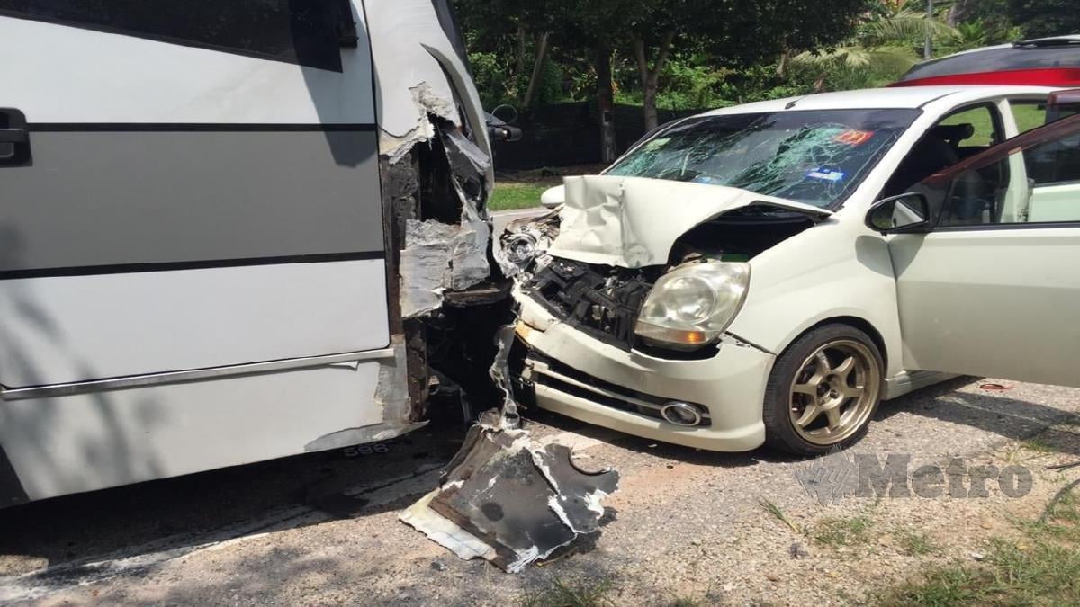 KEADAAN bas dan Perodua Viva yang terbabit kemalangan. FOTO Ihsan Polis
