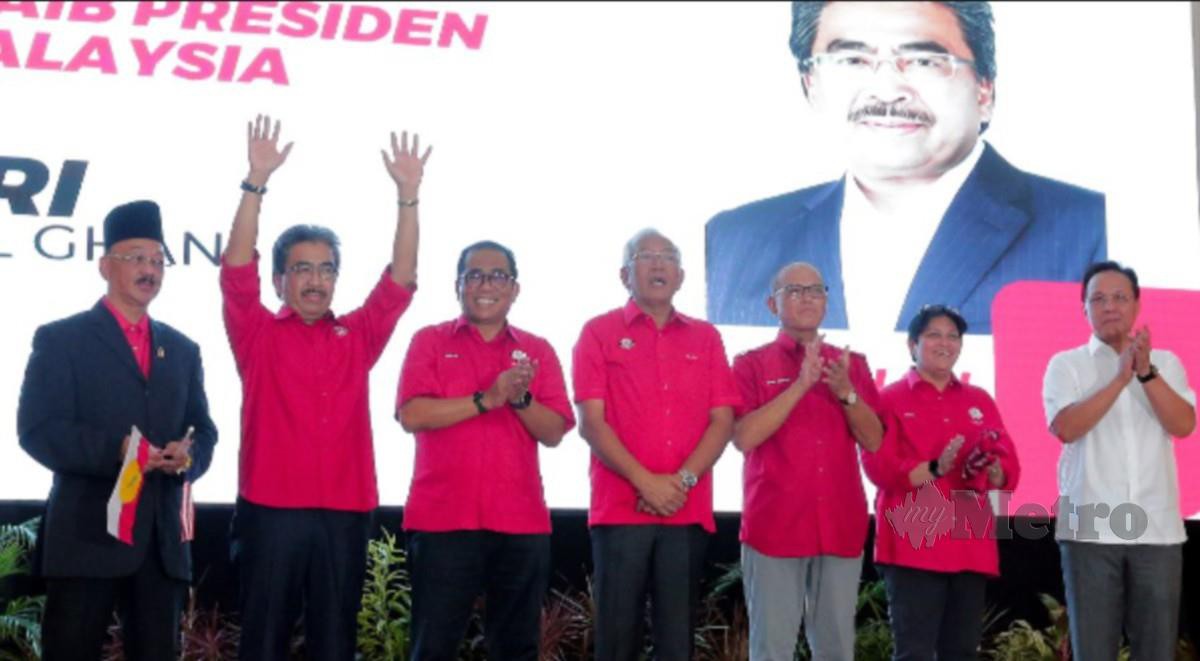 DATUK Seri Johari Abdul Ghani (dua dari kiri) bertanding bagi jawatan Naib Presiden Umno yang diumumkan pada Majlis Pengenalan calon Naib Presiden dan Ahli Majlis Kerja Tertinggi (MKT) Umno hari ini. FOTO Nur Aisyah Mazalan.