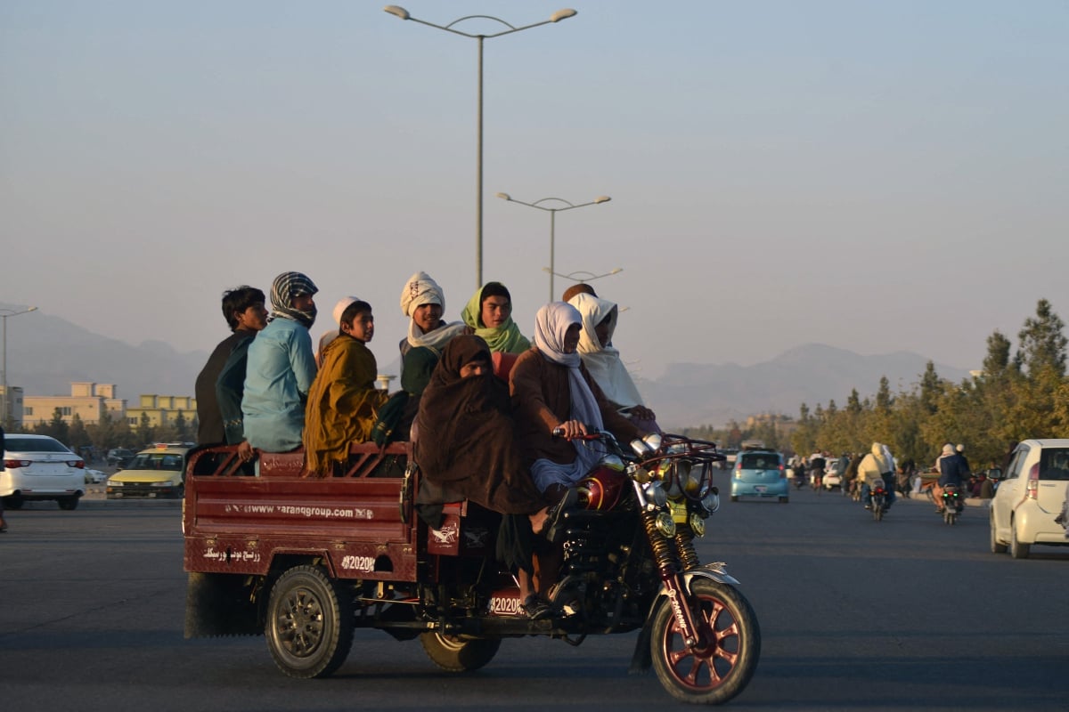 REMAJA menaiki kenderaan di Kandahar. FOTO AFP 