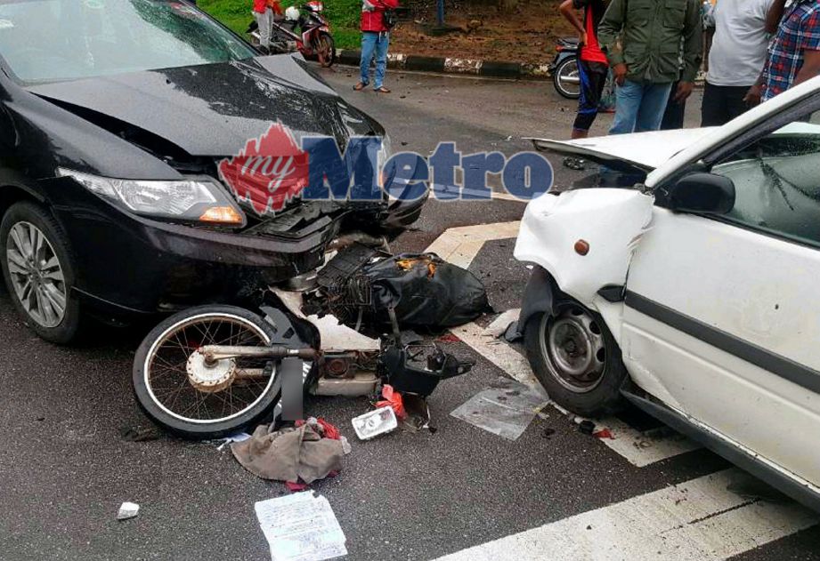 Kemalangan yang berlaku di hadapan SJKT Merlimau, Jasin. FOTO ihsan polis