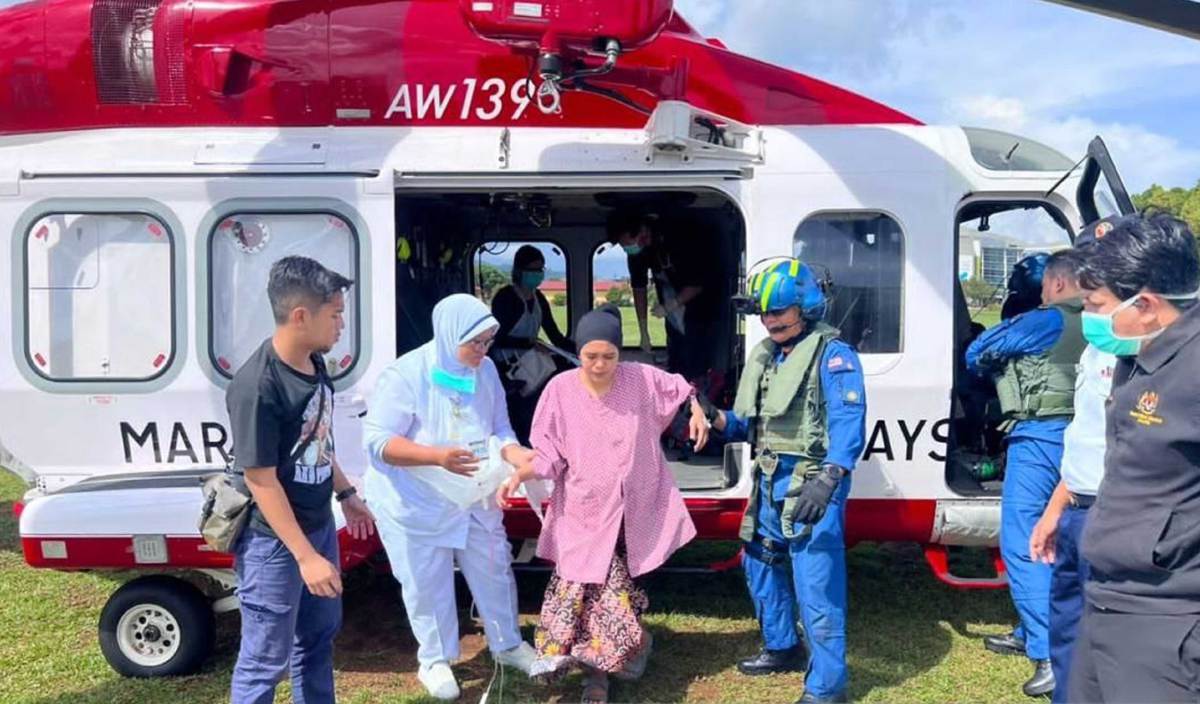 KAMILIA Irdina Husna menaiki helikopter untuk ke hospital ketika berhadapan saat getir bersalin. FOTO Ihsan APMM