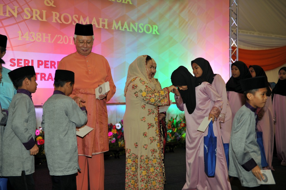 PERDANA Menteri, Datuk Seri Najib Razak bersama isteri Datin Seri Rosmah Mansor menyampaikan sumbangan peribadi kepada 105 murid dari tiga rumah anak yatim. FOTO Bernama
