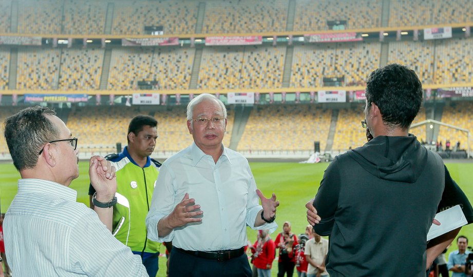 NAJIB (tengah) berharap Malaysia muncul juara keseluruhan serta menjadi penganjur terbaik. 
