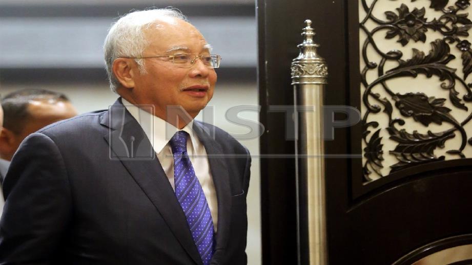 Najib keluar dari Mahkamah Rayuan, Putrajaya selepas mendengar permohonan beliau untuk menangguhkan perbicaraan tuduhan terhadapnya. FOTO Mohd Fadli Hamzah.