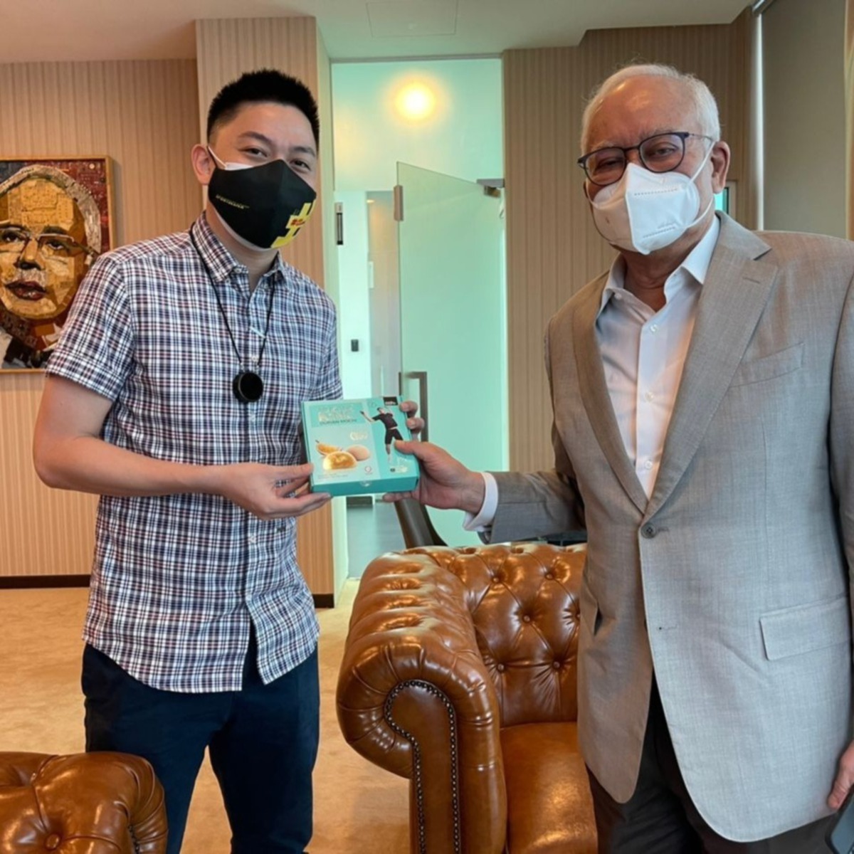 Boon Heong (kiri) menyerahkan kotak mochi kepada Najib.