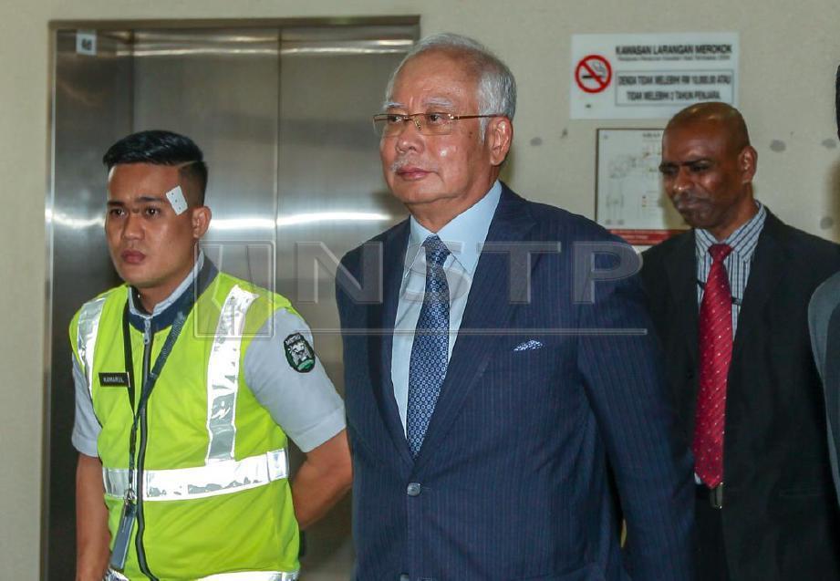 Najib hadir ke mahkamah bagi menghadapi pertuduhan pecah amanah dan salah gun kuasa. FOTO Aswadi Alias 