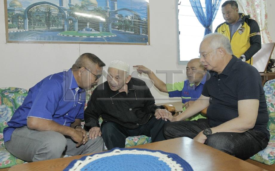 Najib bersama Ramli (kiri) beramah mesra dengan warga emas yang juga pengundi paling tua di Cameron Highlands, Omar Idris, 89, ketika berkempen di Kampung Raja, Cameron Highlands. FOTO Aizuddin Saad 