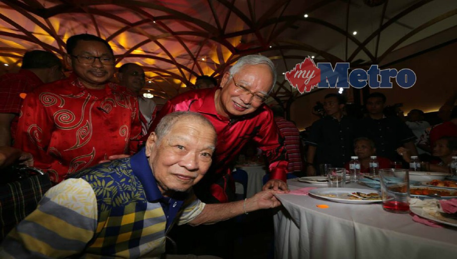 NAJIB beramah mesra dengan Lim Beng Hock, 86, yang juga orang kurang upaya (OKU) pada majlis rumah terbuka Tahun Baru Cina di Dewan MIEC Langkawi, malam ini. FOTO Shahrizal Md Noor