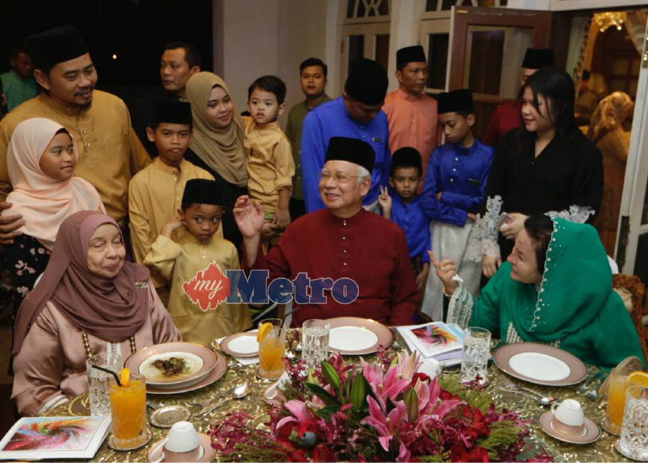 NAJIB (tengah), Rosmah (kanan) dan Rahah (kiri) beramah mesra dengan tetamu. FOTO Hafiz Sohaimi 