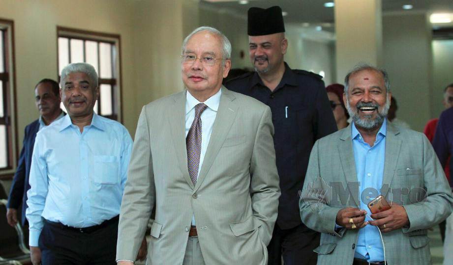NAJIB (tengah) pulang selepas menghadiri prosiding bela diri terhadap tuduhan pecah amanah, rasuah dan pengubahan wang haram dana RM42 juta SRC International di Mahkamah Tinggi Kuala Lumpur. FOTO Khairul Azhar Ahmad