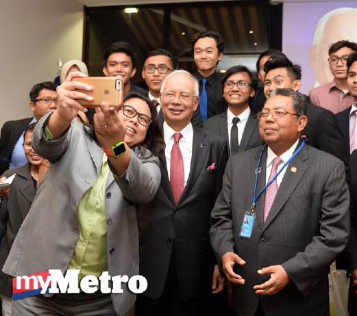 Pelajar Malaysia di New York mengambil kesempatan bergambar dengan Datuk Seri Najib Tun Razak dan Datuk Awang Adek Malaysia (Duta Malaysia ke PBB - kanan) ketika majlis minum petang - Foto BERNAMA (