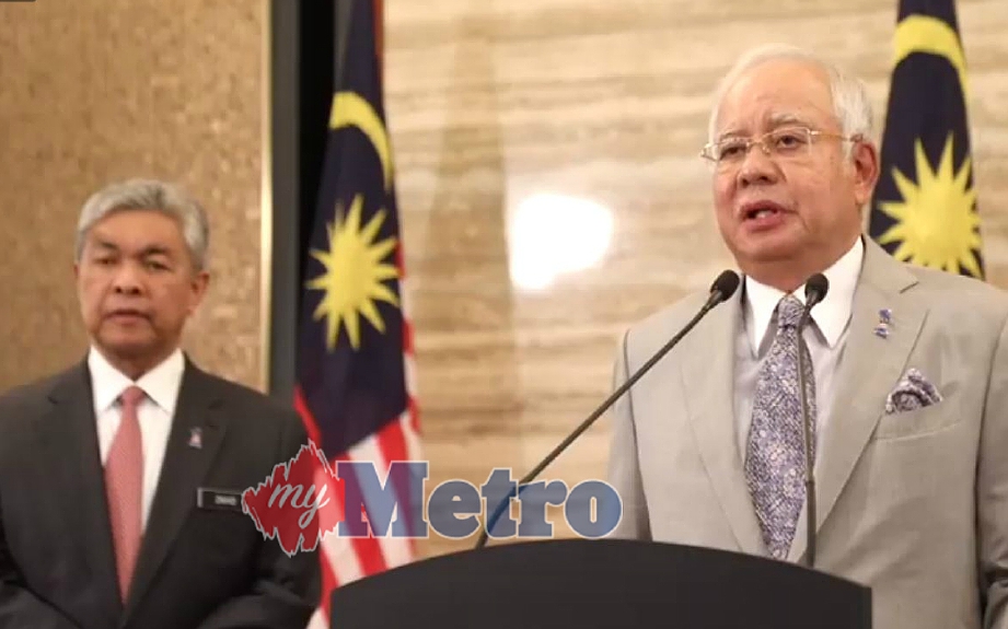 Najib mengumumkan pembubaran Parlimen bagi memberi laluan kepada PRU-14 bersama Ahmad Zahid di Bangunan Perdana Putra hari ini. FOTO Ihsan Facebook Rasmi PM