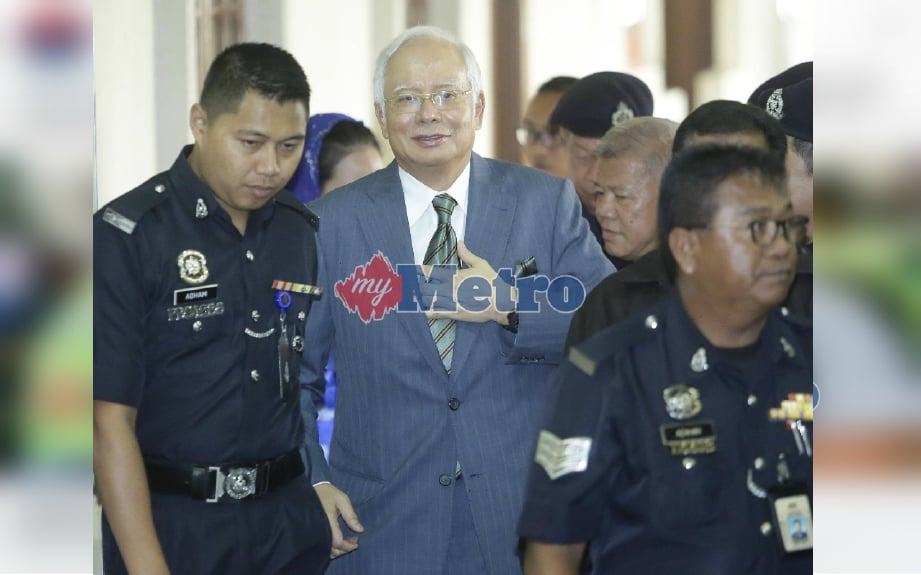 (Gambar fail) Najib semasa hadir bagi menghadapi tiga pertuduhan mengikut Seksyen 4 Akta Pencegahan Wang Haram, Pencegahan Pembiayaan Keganasan dan Hasil Daripada Aktiviti Wang Haram (AMLATFA) 2001 di Mahkamah Seksyen, Kompleks Mahkamah Kuala Lumpur pada 8 Ogos lalu. FOTO Syarafiq Abd Samad 