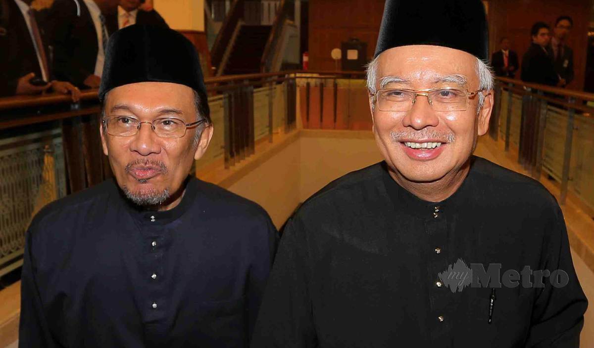 ANWAR (kiri) dan Najib. FOTO Arkib NSTP