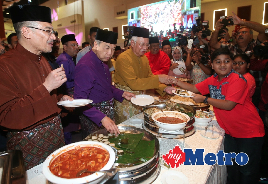 Najib (tiga dari kiri) bersama Ahmad Zahid (dua dari kiri) dan Naib Presiden UMNO Datuk Seri Hishammuddin Hussein melayan tetamu yang hadir. FOTO Mohd Yusni Ariffin dan Sairien Nafis