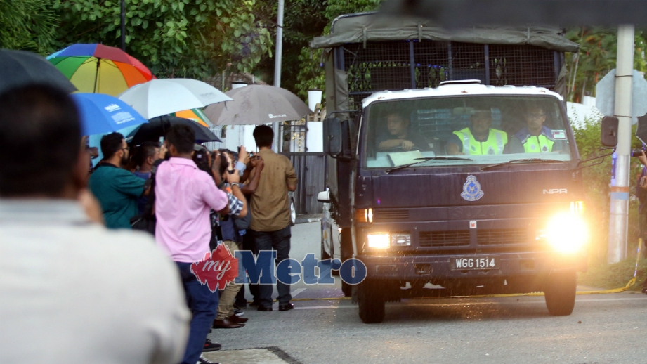 LORI polis yang dipercayai membawa sebahagian bahan bukti keluar dari kediaman Najib di Jalan Langgak Duta. Taman Duta, hari ini. FOTO Mohd Yusni Ariffin