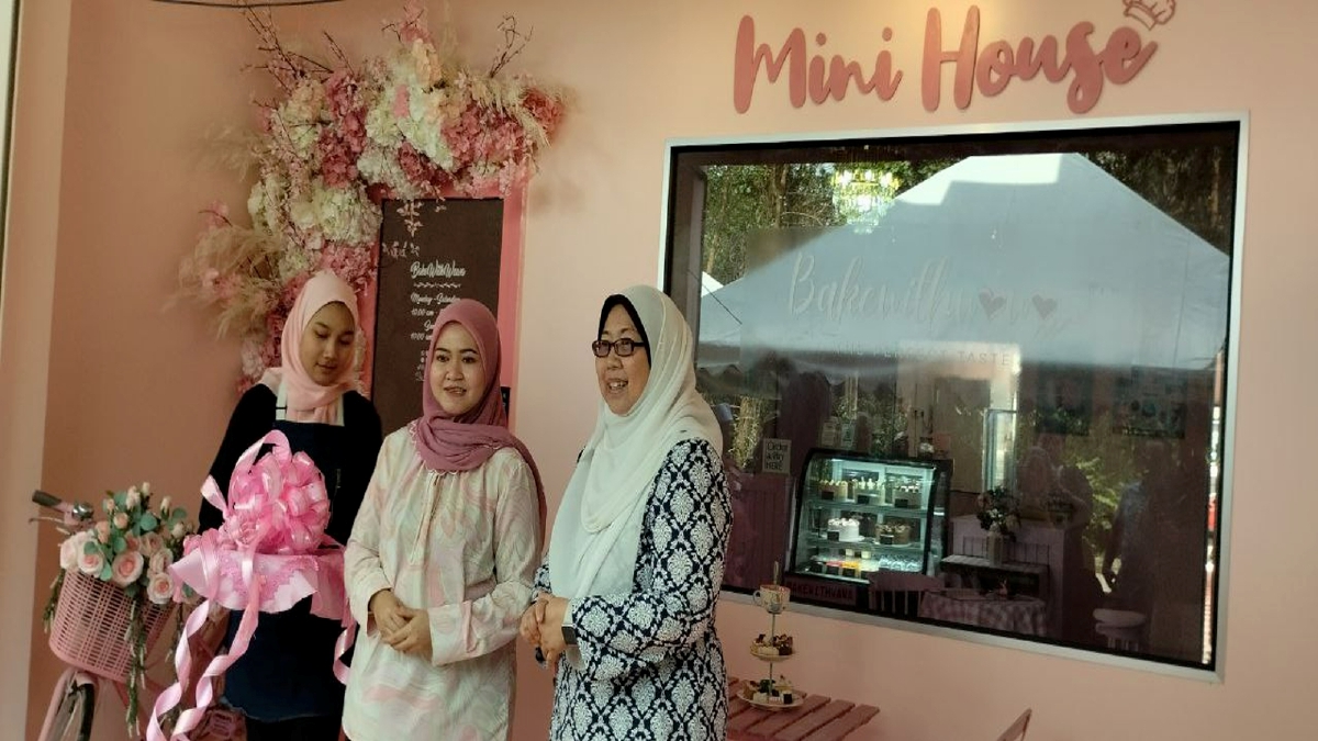 Nur Najwa bersama Fuziah ketika majlis pembukaan kedai kek Bake With Wawa di Indera Mahkota 7, Kuantan. FOTO Khairulmizan Yahya.