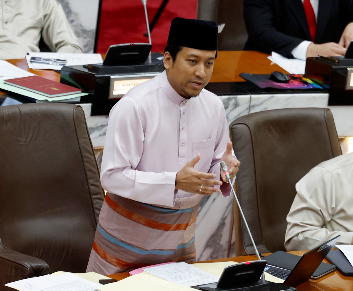 NAJWAN Halimi ketika menjawab soalan pada Mesyuarat Kedua (Bajet) Persidangan Penggal Pertama Dewan Undangan Negeri (DUN) Selangor ke-15 di Bangunan Dewan Negeri Selangor, hari ini. FOTO BERNAMA