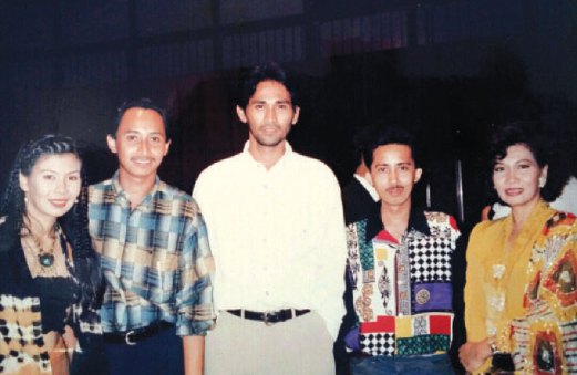 PENULIS (dua dari kanan) bersama Alex, seniwati Azean Irdawaty, Erma Fatima dan seorang rakan ketika bertemu di Kuala Lumpur pada 1995.