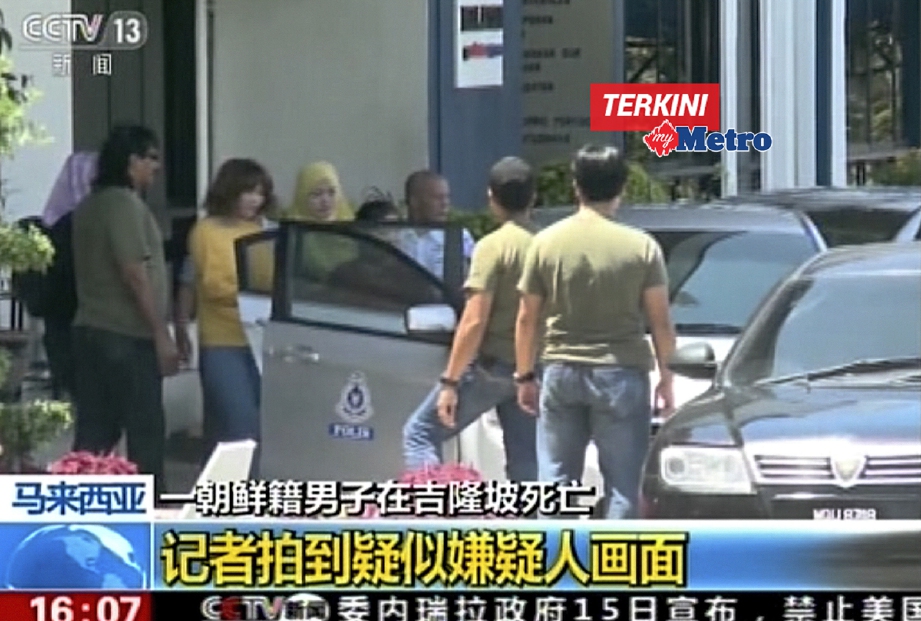 Petikan video laman web China, CCTV, menunjukkan wanita pertama ditahan yang memegang pasport Vietnam, dibawa masuk ke dlaam kereta oleh polis di Kuala Lumpur. - Foto 