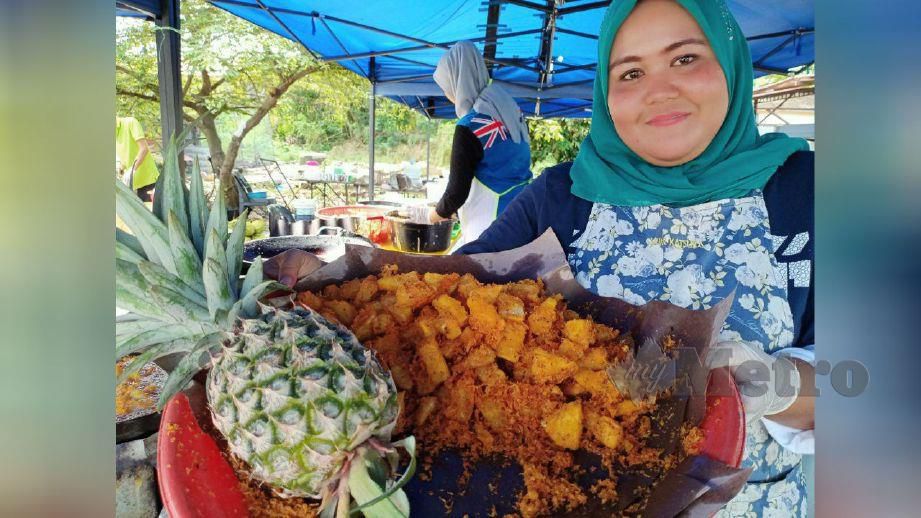 NOOR Hidayah menunjukkan nanas goreng dijual di gerainya di Kampung Panggung Rama, Pasir Puteh. FOTO Nor Amalina Alias