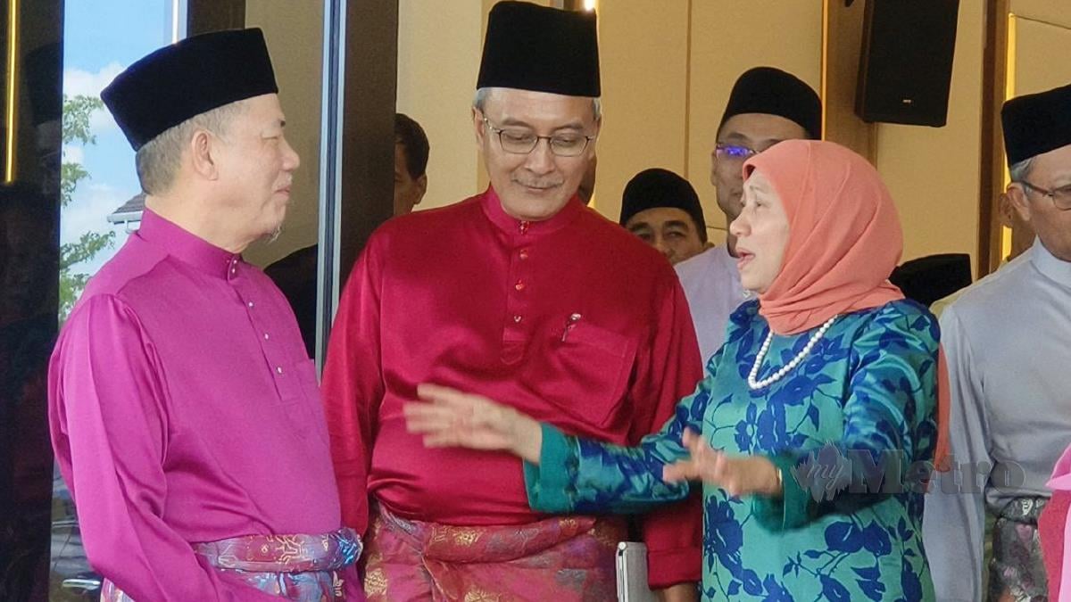 NANCY berbual dengan Timbalan Perdana Menteri, Seri Fadillah Yusof pada rumah terbuka Aidilfitri Tan Sri Bustari Yusof di Kuching, hari ini. FOTO Mohd Roji Kawi