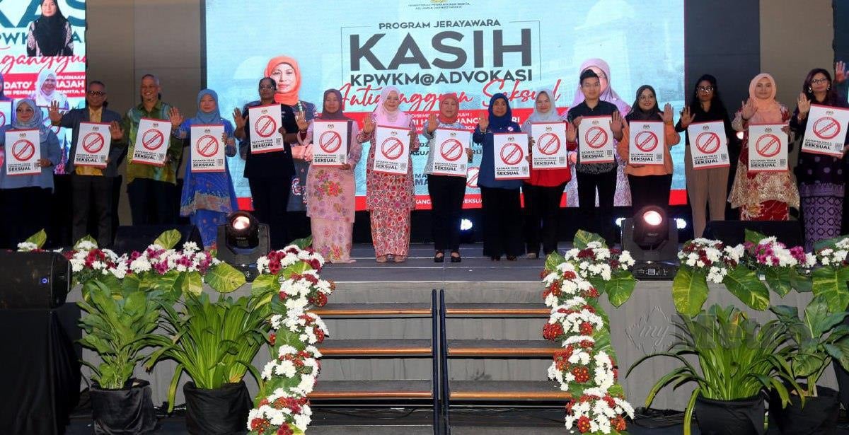 NANCY (tengah) bergambar bersama penerima poster ‘Katakan Tidak Kepada Gangguan Seksual’ pada majlis perasmian Program Jerayawara Kasih KPWKM @Advokasi Antigangguan Seksual Negeri Perak. FOTO L Manimaran
