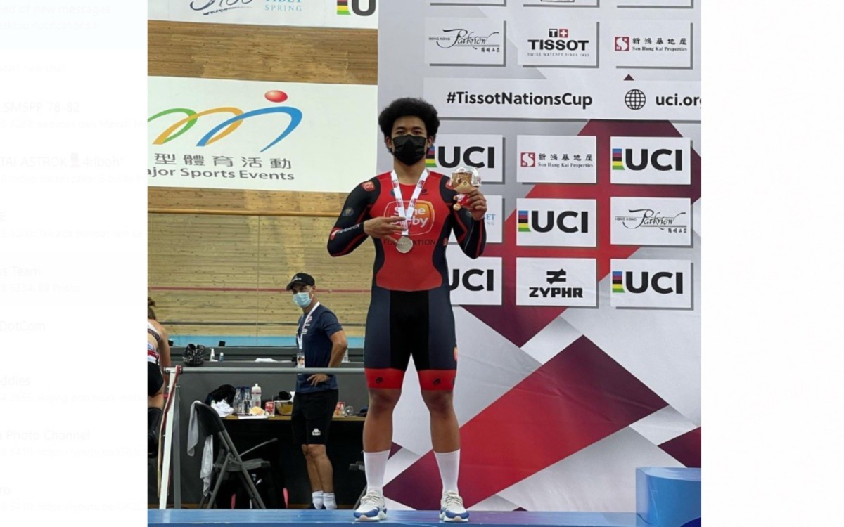 Pelumba basikal trek negara, Muhammad Fadhil Mohd Zonis di podium selepas memenangi pingat perak pada Kejohanan Piala Negara-Negara UCI di Hong Kong. FOTO IG Fadhil Zonis